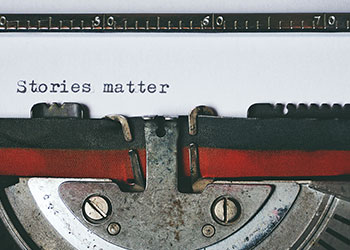 Schreibmaschine mit Text Stories matter
