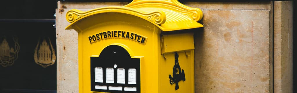 gelber Postbriefkasten